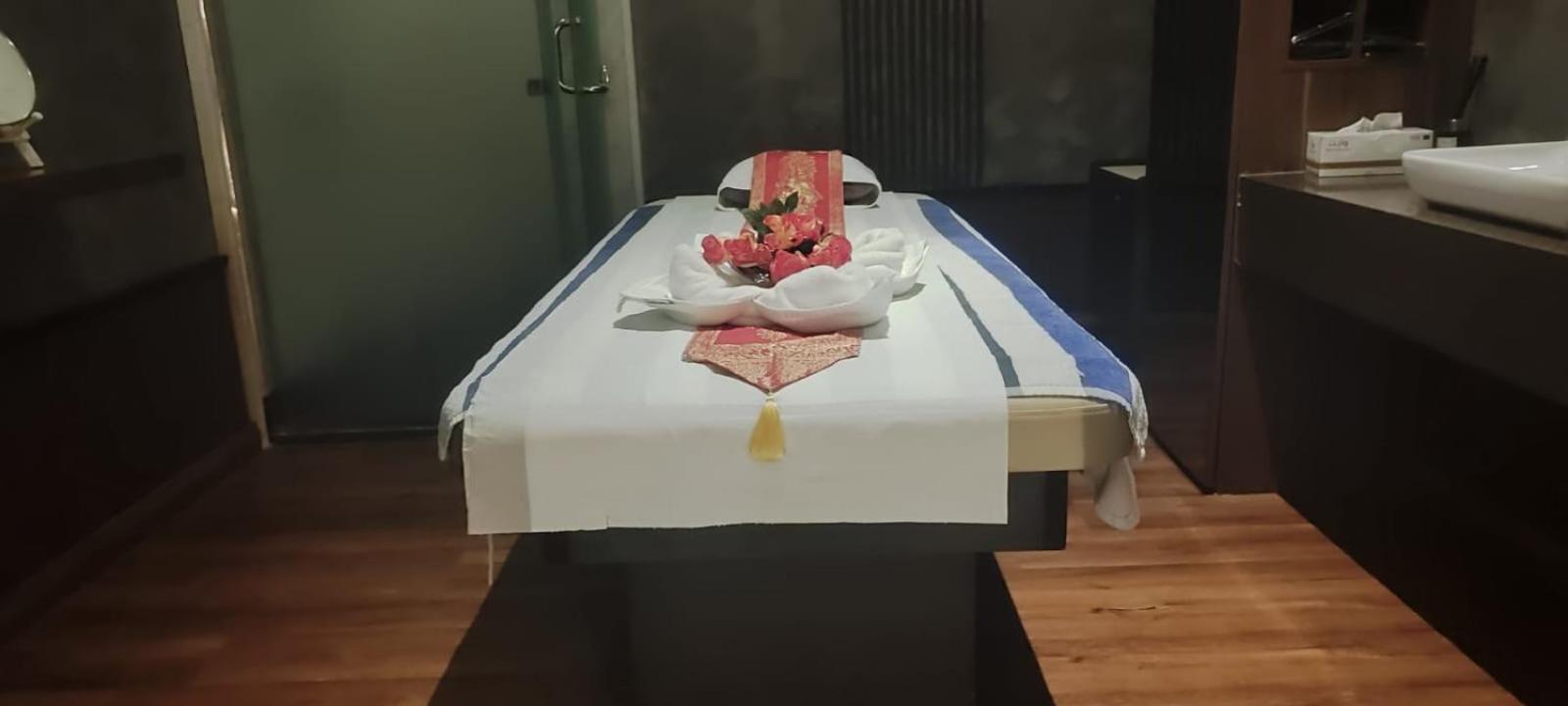 Waterfront Hotel Apartment Lusail Exteriér fotografie A massage bed